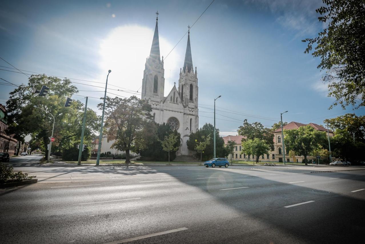Rozsa Apartmanhaz Сегед Экстерьер фото